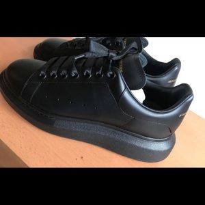 Alexander McQueens all black